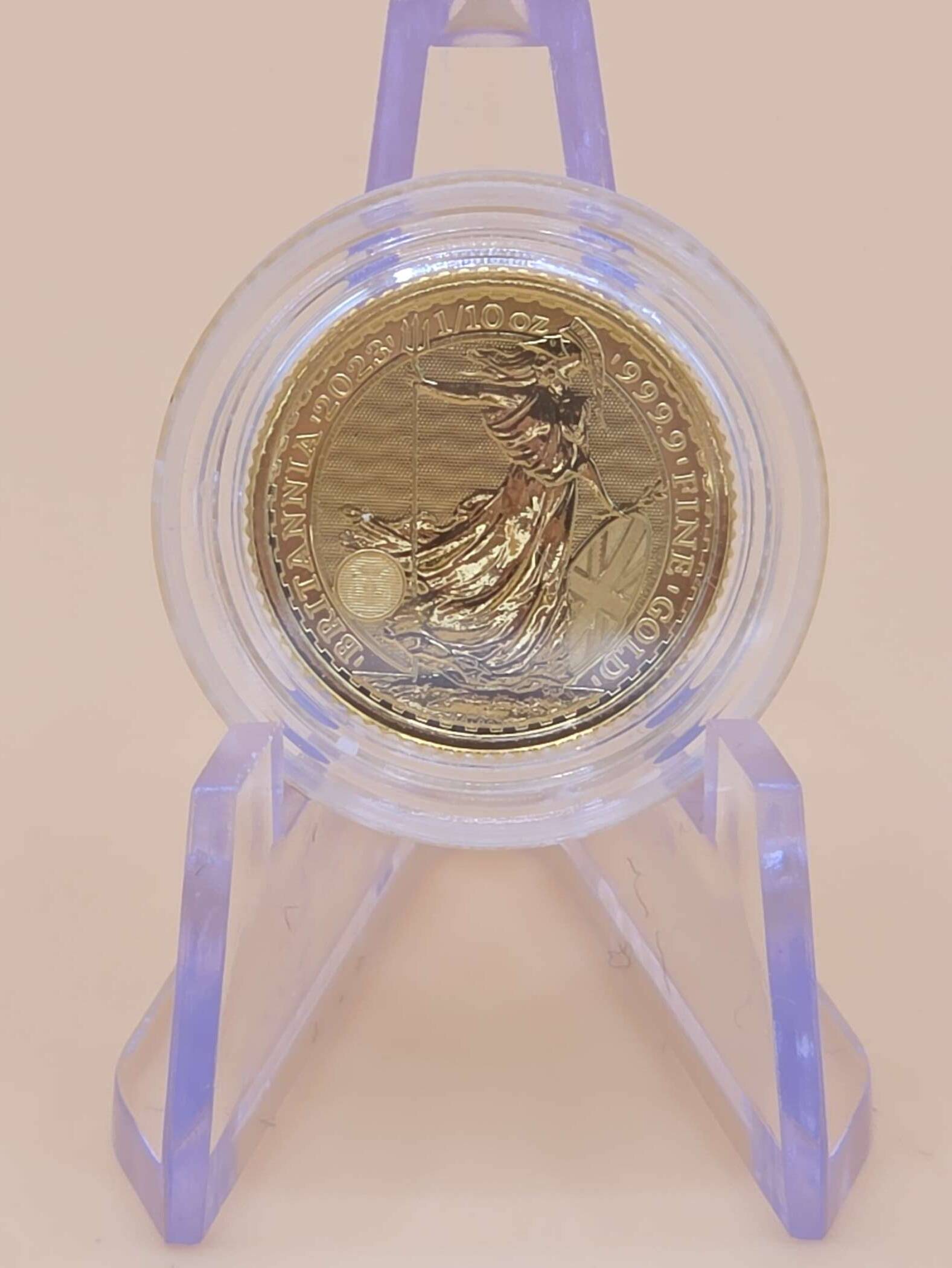 „Britannia 2023 Goldmünze 1/10 oz 999.9 Feingold mit Britannia‑Motiv und Union Jack in Schutzhülle“