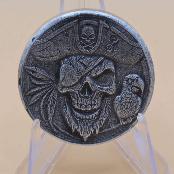 Vorderseite des 2 oz Captain Bill Bones Silverguss mit Piratenmotiv und Papagei