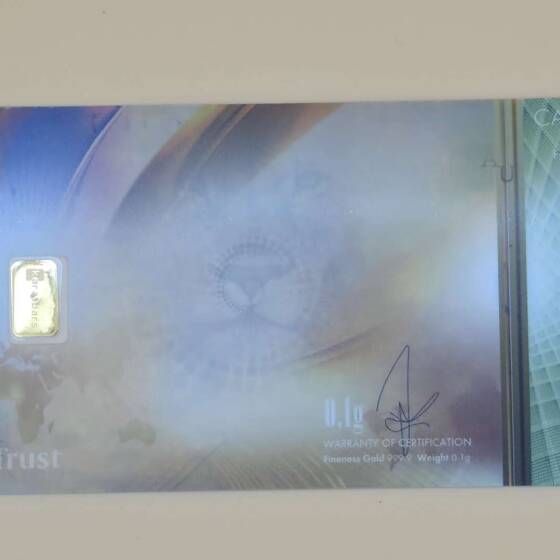 0,1‑g‑Goldbarren 999.9 von Nadir Gold in dekorativer Karatbars‑CashGold‑Karte.