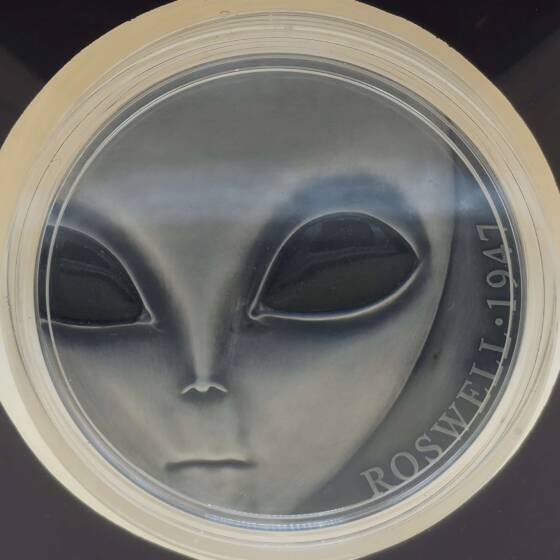 3‑oz‑Silbermünze „Roswell 70th Anniversary“ 2017 im Displayrahmen mit Zertifikat und Zubehör.