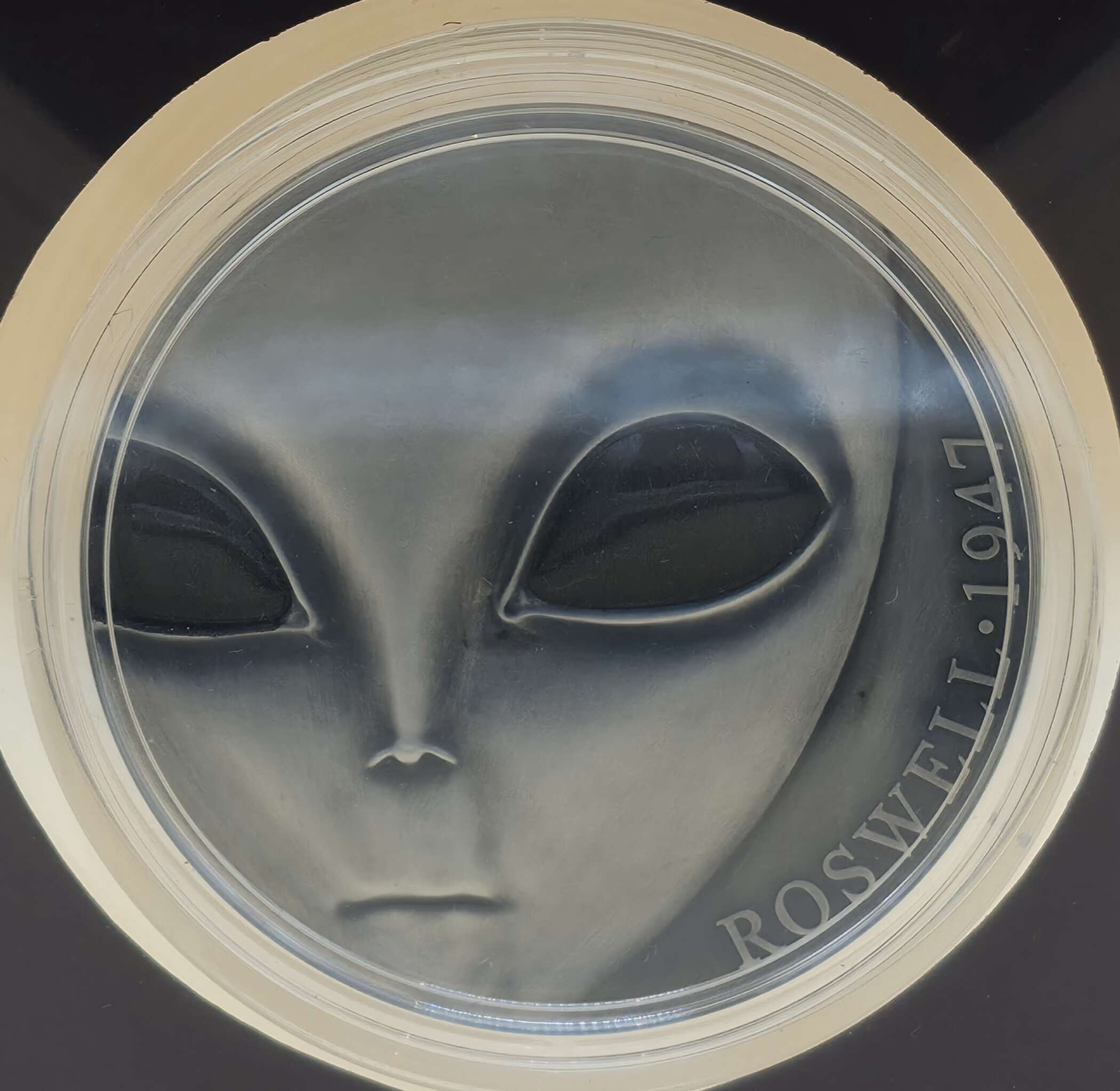 3‑oz‑Silbermünze „Roswell 70th Anniversary“ 2017 im Displayrahmen mit Zertifikat und Zubehör.