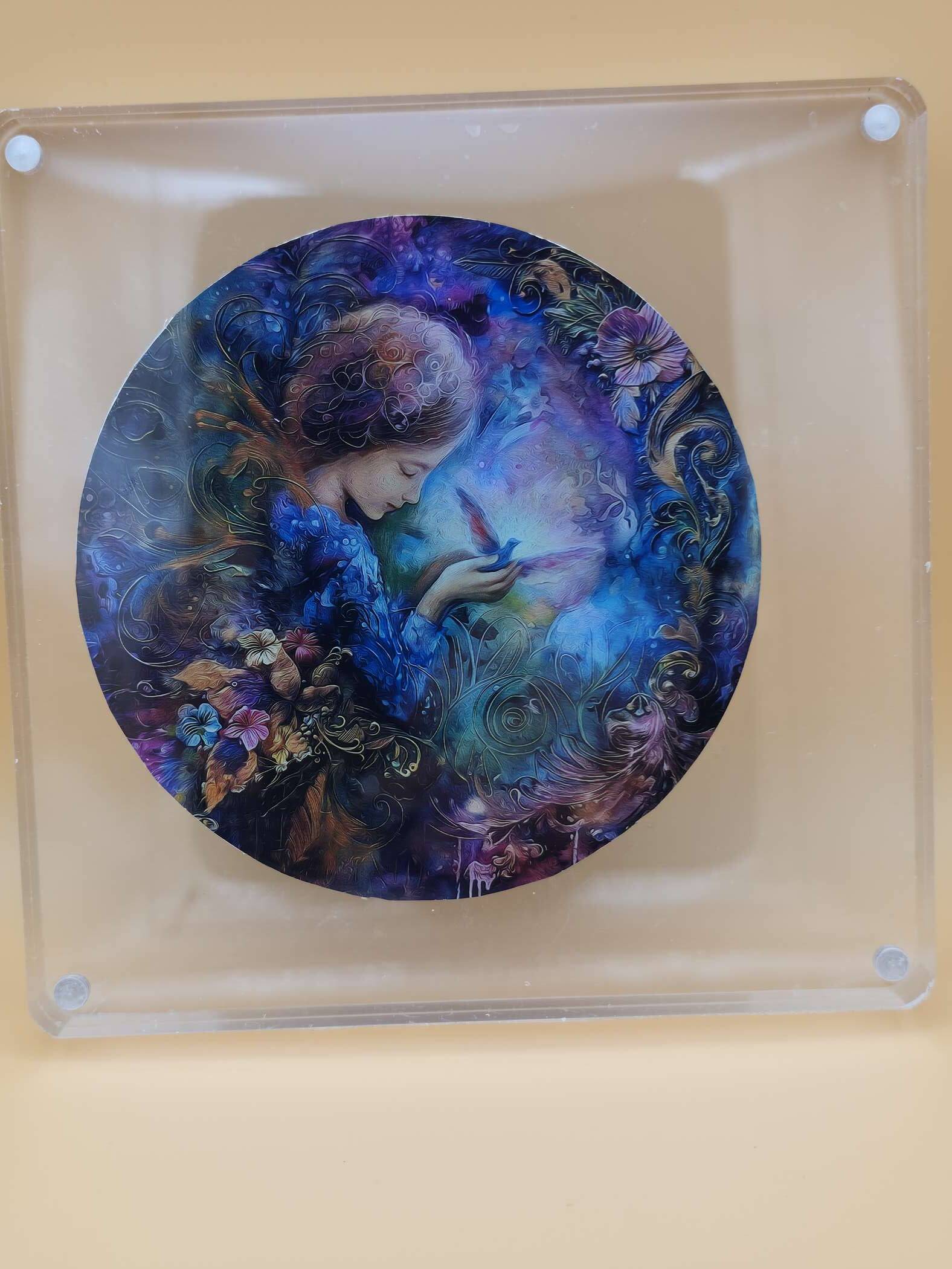 Riesige 120mm Silbermünze Fairy in Fairyland 2025, Republik Kamerun, 1000 Francs CFA, 1 Unze Feinsilber mit vollfarbigem Feen-Motiv in Acryl-Display.