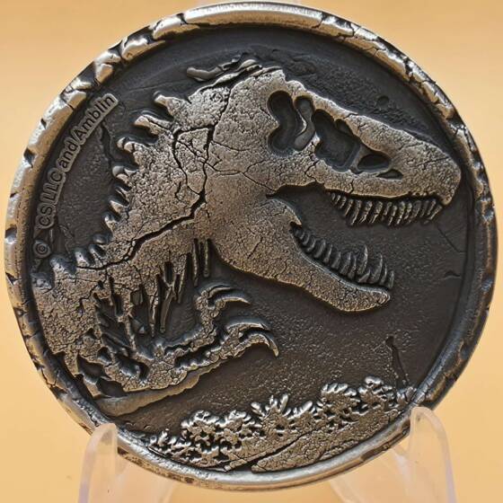 „Jurassic World 2021 2 oz Silbermünze Antiqued High Relief mit Display“