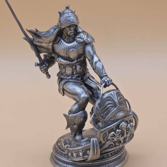 Silberstatue aus 279 g .925 Sterling Silber mit Kriegerfigur und Seriennummer #0186 auf Displayständer.