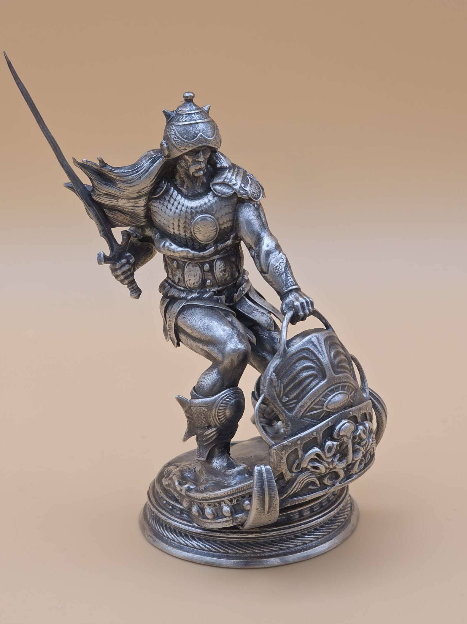 Silberstatue aus 279 g .925 Sterling Silber mit Kriegerfigur und Seriennummer #0186 auf Displayständer.
